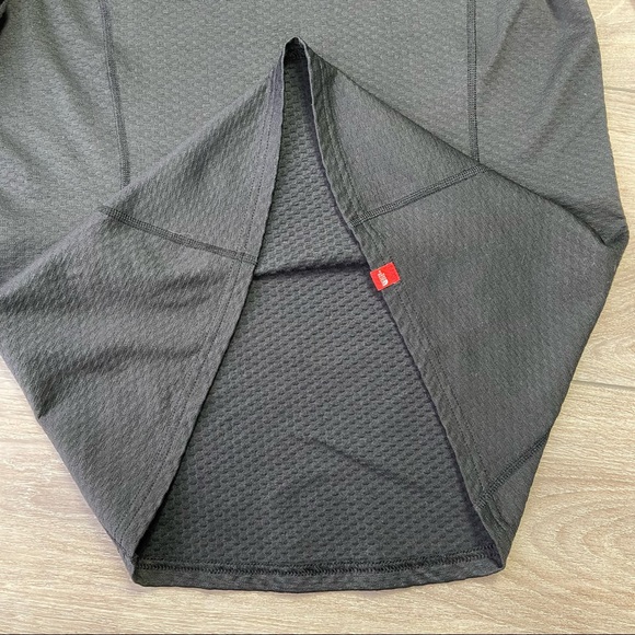 The North Face Lightweight Vaporwick Hoodie - Picture 12 of 16